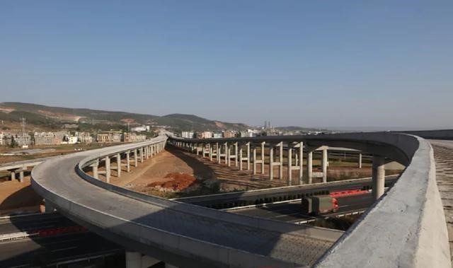 上海世界杯官方网页版助力云南省道S11曲靖至师宗高速公路安全通行(图1)